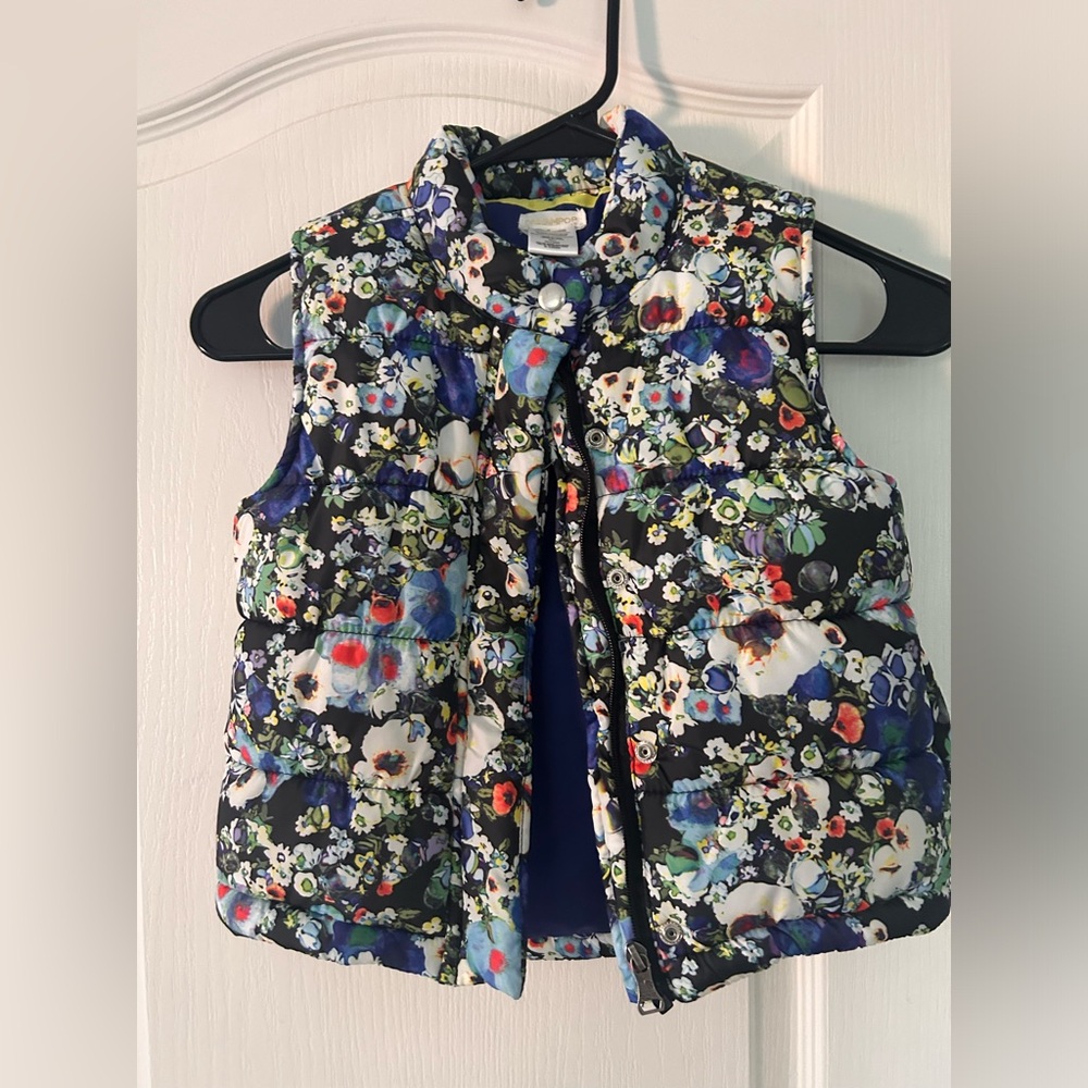 Dream pop puff vest. Zipper and snap.